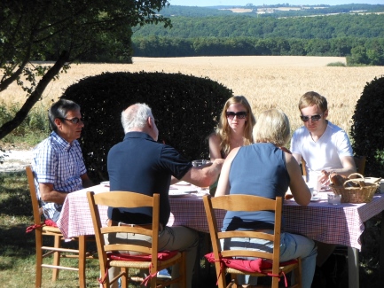 L'auberge de la tuilerie  Breakfast in the garden